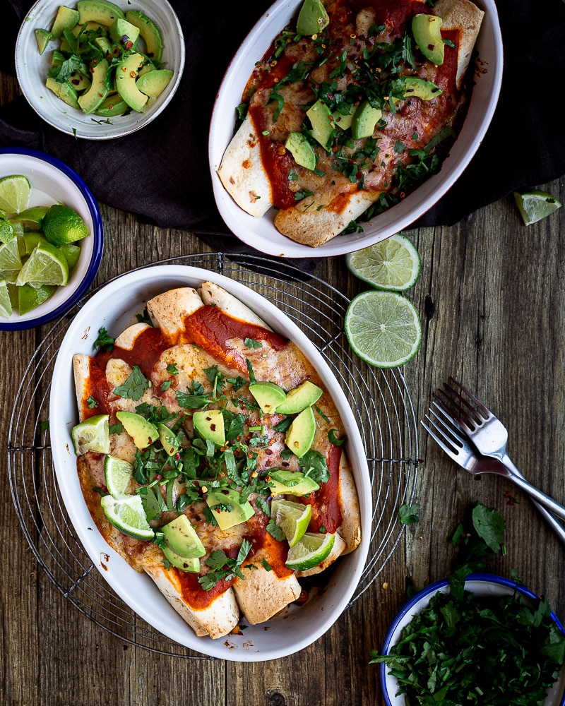 Découvrez ma recette d'enchiladas végétariennes aux haricots rouges et cheddar et sa délicieuse sauce spéciale qui fait toute la différence !