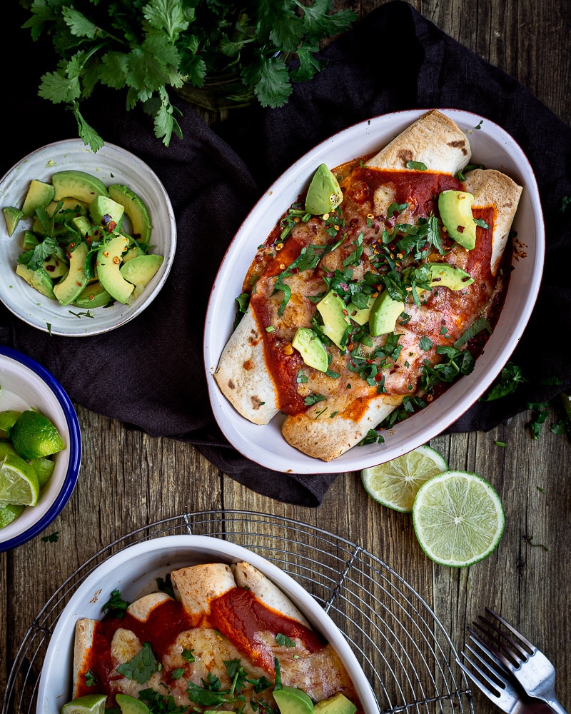 Découvrez ma recette d'enchiladas végétariennes aux haricots rouges et cheddar et sa délicieuse sauce spéciale qui fait toute la différence !
