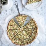 Découvrez notre quiche courgettes fêta, une recette facile et rapide aux accents méditerranéens, parfumée à la menthe et à l’origan.