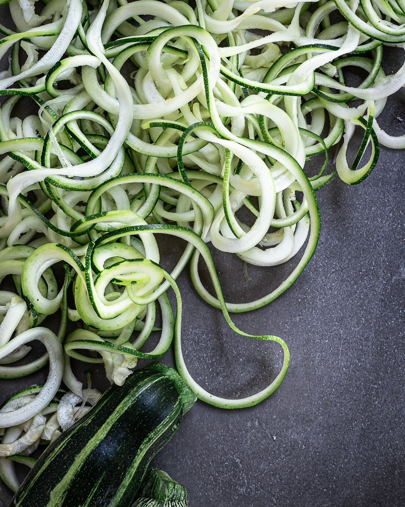 Salade de Courgette Crue à la Sauce Cacahuète Vous savez ce que j’adore ? Un bon petit plat, léger et rapide à faire… mais super gourmand :) En l'occurrence, j’ai créée cette recette pour Mon Bento et j’ai adoré le résultat ! Elle est super simple et prête en 10min à peine ! Il suffit de faire une sauce au beurre de cacahuète, avec un peu d’huile de sésame, de sauce soja et de vinaigre de riz. Après on spiralize une courgette, une carotte. On hache un peu de coriandre et de cacahuète crue, et hop on mélange tout ! Et hop, c’est fini ! Et ce qui est trop cool ! C’est qu’on peut tout préparer la veille pour le lendemain :) Je n’étais pas sûre de la tronche qu’auraient mes nouilles de courgette après 24h au frigo, mais j’ai tout de même fait le test (dans un récipient fermé) ! Et figurez-vous qu’elles étaient nickel ! Et si vous cherchez d’autres petites recettes de salade d’été, je vous conseille notre recette de orzo aux légumes rôtis, la salade grecque (qui représente environ 50% de mes repas en été), la salade de nouilles soba au sésame (qui démonte !!!) et la fameuse salade de tagliatelles de courgette crue à la menthe ! Miam miam ! Pour 2 personnes prep 10 min Pour la sauce à la cacahuète 2 c-à-s de beurre de cacahuète 1 c-à-s d’huile de sésame 1 c-à-s de sauce soja (tamari pour un régime sans gluten) 1 c-à-s de vinaigre de riz 1.5 c-à-s d’eau (à ajuster en fonction de la consistance souhaitée) 1 c-à-c de sirop d’érable (ou de sucre) 2 tour de poivre du moulin Pour les nouilles de légumes 1 courgette (environ 350g) 1 petite carotte (environ 80g) 5 branches de coriandre 1 c-à-s de cacahuètes crues concassées Commencez par préparer la sauce. Pour cela, mélangez tous les ingrédients jusqu’à ce que le beurre de cacahuète soit complètement dilué dans la sauce. Goûtez et ajustez l’assaisonnement si nécessaire. Ensuite, réalisez les nouilles de légumes. Si vous avez un spiralizer c’est super simple ! Sinon, vous pouvez utiliser un économe pour faire des bandes de légumes. Hachez grossièrement la coriandre (les tiges se mange sans problème !) et concassez les cacahuètes crues. Assemblez tous les éléments, et c’est prêt !