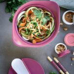Envie de tester une recette avec des courgettes crues ? Cette salade est parfaite pour cela ! Avec une petite sauce à la cacahuète pour mettre un peu d'évasion dans votre assiette ! Et en plus.. ça rime !