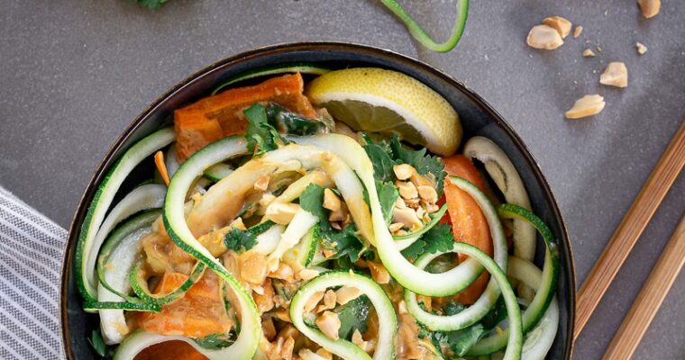Salade de Nouilles de Courgette Crue à la Sauce Cacahuète