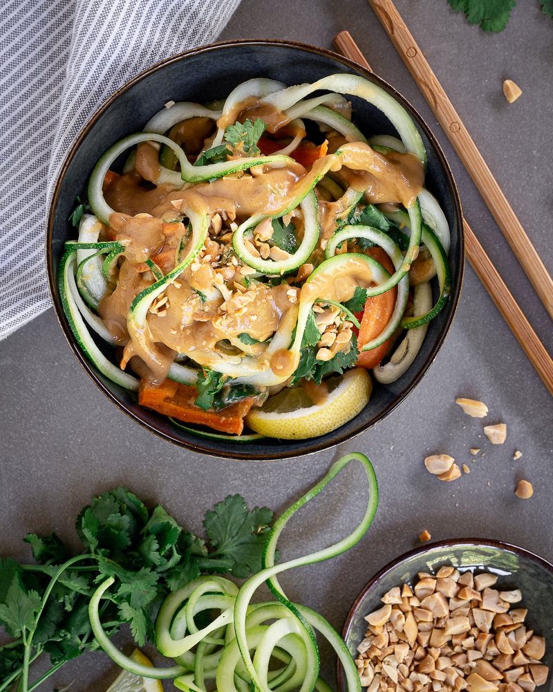 Envie de tester une recette avec des courgettes crues ? Cette salade est parfaite pour cela ! Avec une petite sauce à la cacahuète pour mettre un peu d'évasion dans votre assiette ! Et en plus.. ça rime !