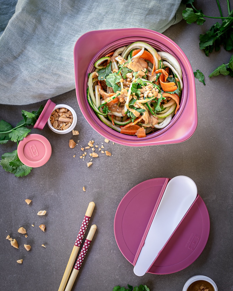 Envie de tester une recette avec des courgettes crues ? Cette salade est parfaite pour cela ! Avec une petite sauce à la cacahuète pour mettre un peu d'évasion dans votre assiette ! Et en plus.. ça rime !