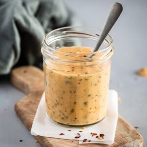 Vous cherchez une sauce vegan pour accompagner vos burgers et frites ? Ne cherchez plus, voici la meilleure sauce vegan au monde ! A base de mayo vegan et agrémenté de condiments ... elle est à tomber !