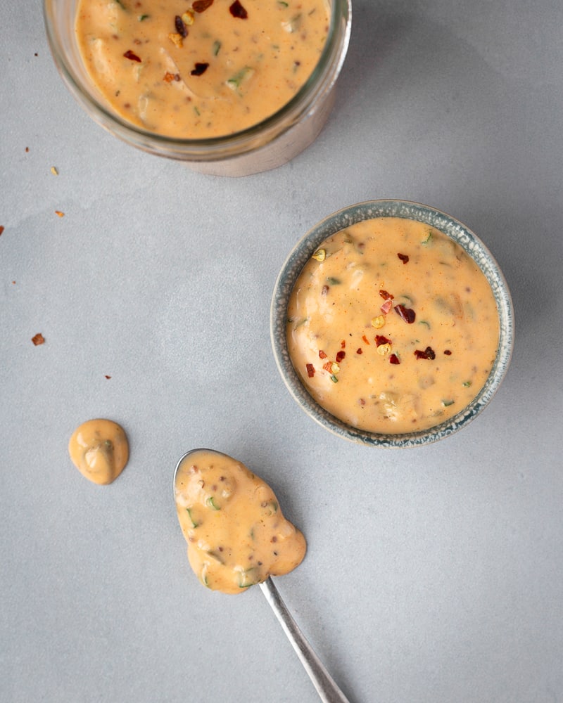 Vous cherchez une sauce vegan pour accompagner vos burgers et frites ? Ne cherchez plus, voici la meilleure sauce vegan au monde ! A base de mayo vegan et agrémenté de condiments ... elle est à tomber !