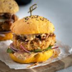 Voici la recette de mon tout dernier burger végétarien ! Réalisé avec des buns à la patate douce, une belle galette aux haricots blancs et des oignons caramélisés à la bière ! Un régal !