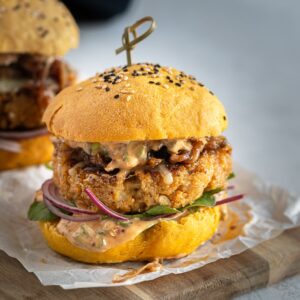 Voici la recette de mon tout dernier burger végétarien ! Réalisé avec des buns à la patate douce, une belle galette aux haricots blancs et des oignons caramélisés à la bière ! Un régal !