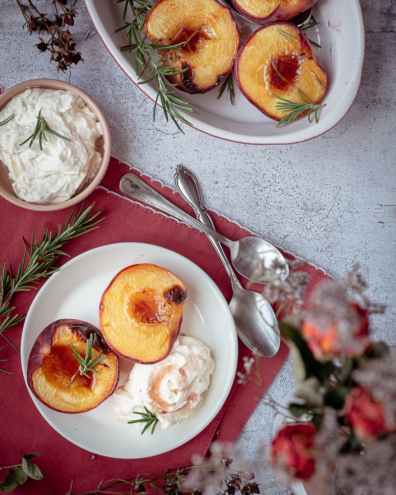 Cette recette de pêches rôties est super facile et tellement bonne ! A découvrir le plus vite possible !