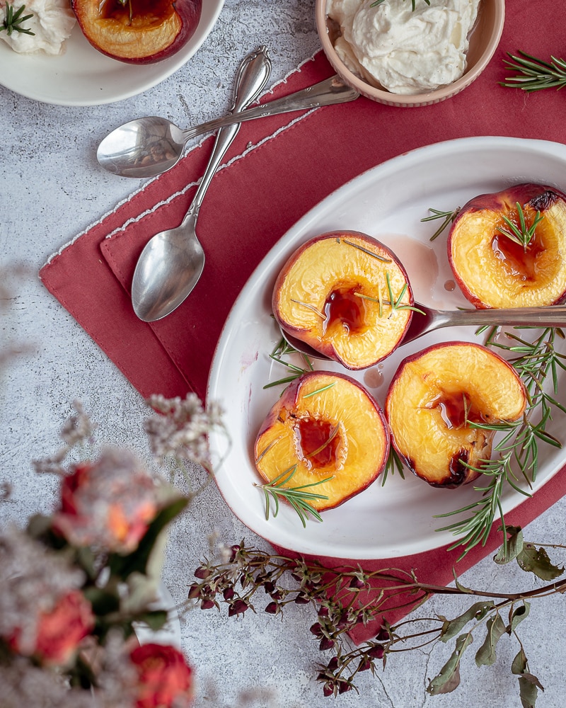 Cette recette de pêches rôties est super facile et tellement bonne ! A découvrir le plus vite possible !
