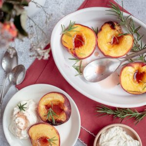 Cette recette de pêches rôties est super facile et tellement bonne ! A découvrir le plus vite possible !