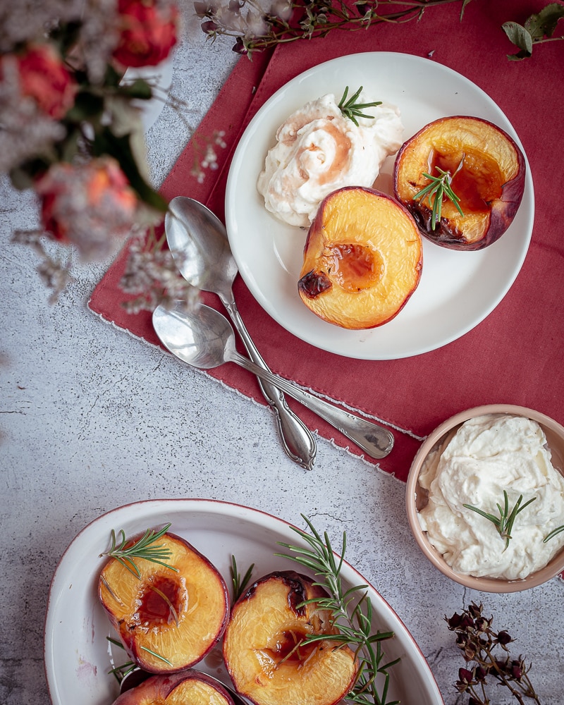 Cette recette de pêches rôties est super facile et tellement bonne ! A découvrir le plus vite possible !