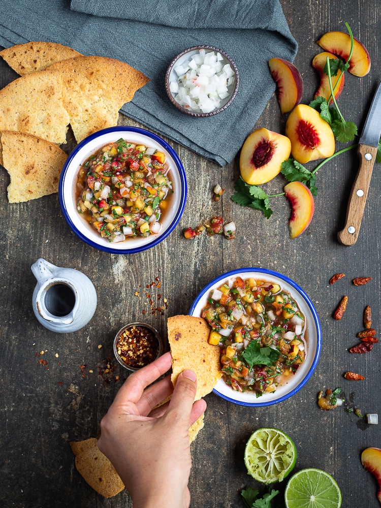 Histoire de changer un peu de la salsa classique à base de tomate, je vous propose de tester cette version avec des pêches jaunes ! Un vrai délice ! Et c'est 100% vegan et sans gluten ! Idéale pour l'apéro avec des tortillas ou pour accompagner un plat TexMex !