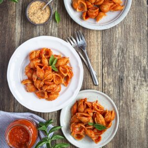 Voici ma recette de sauce pour les pâtes à base de poivrons rouges :) C'est une recette simple, qui se fait facilement en grande quantité et qu'on peut ensuite mettre en bocal ou au congélateur pour les ressortir au fur et à mesure de l'hiver !
