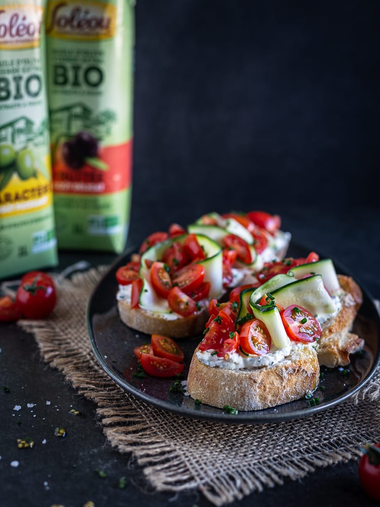 Parfois, on n'a pas envie de passer trop de temps à se préparer à manger, mais on n'a pas non plus envie de manger n'importe quoi ? Du coup, voici le compromis parfait :) De jolies tartines super gourmandes et prêtes en même pas 10min à base de fromage frais et de bons légumes !