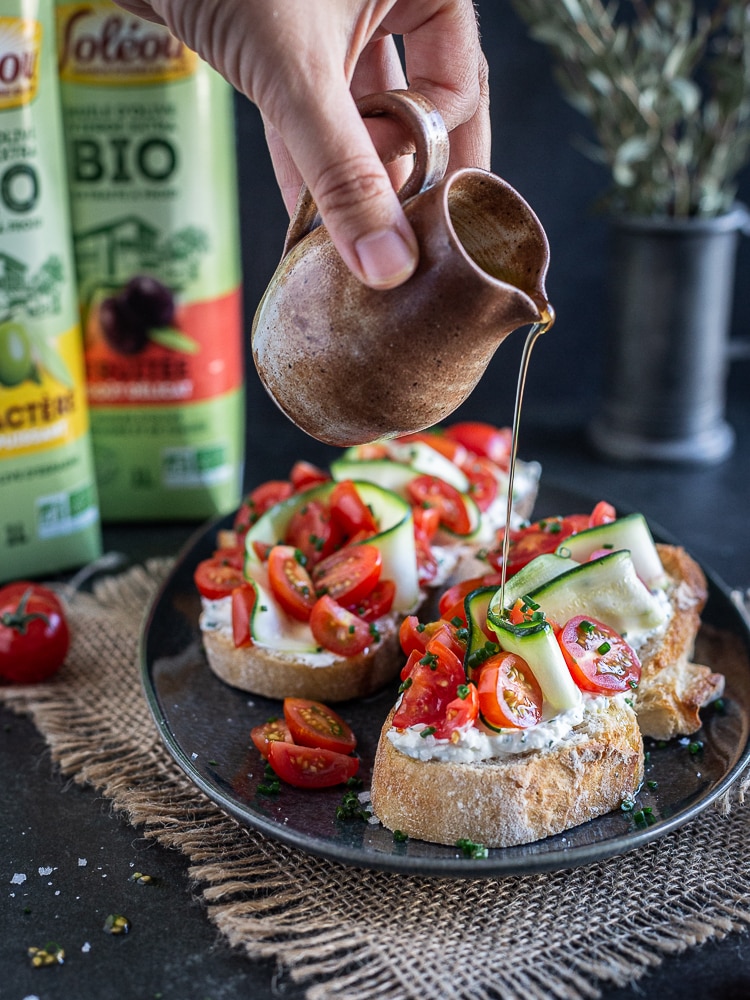 Parfois, on n'a pas envie de passer trop de temps à se préparer à manger, mais on n'a pas non plus envie de manger n'importe quoi ? Du coup, voici le compromis parfait :) De jolies tartines super gourmandes et prêtes en même pas 10min à base de fromage frais et de bons légumes !