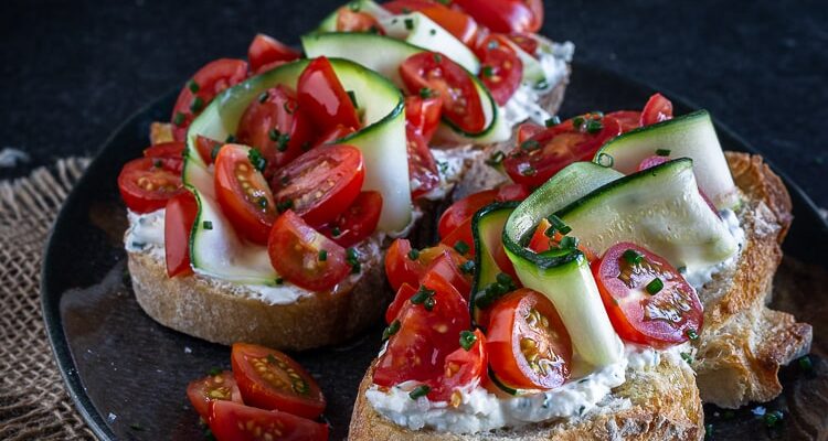 Tartines de Chèvre à la Ciboulette, Tomates Cerises et Rubans de Courgette Crue