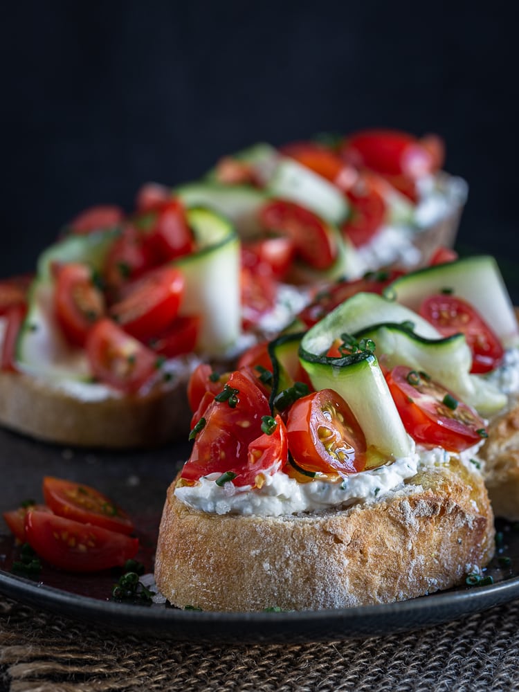 Parfois, on n'a pas envie de passer trop de temps à se préparer à manger, mais on n'a pas non plus envie de manger n'importe quoi ? Du coup, voici le compromis parfait :) De jolies tartines super gourmandes et prêtes en même pas 10min à base de fromage frais et de bons légumes !