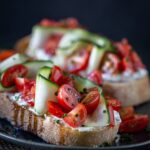 Parfois, on n'a pas envie de passer trop de temps à se préparer à manger, mais on n'a pas non plus envie de manger n'importe quoi ? Du coup, voici le compromis parfait :) De jolies tartines super gourmandes et prêtes en même pas 10min à base de fromage frais et de bons légumes !