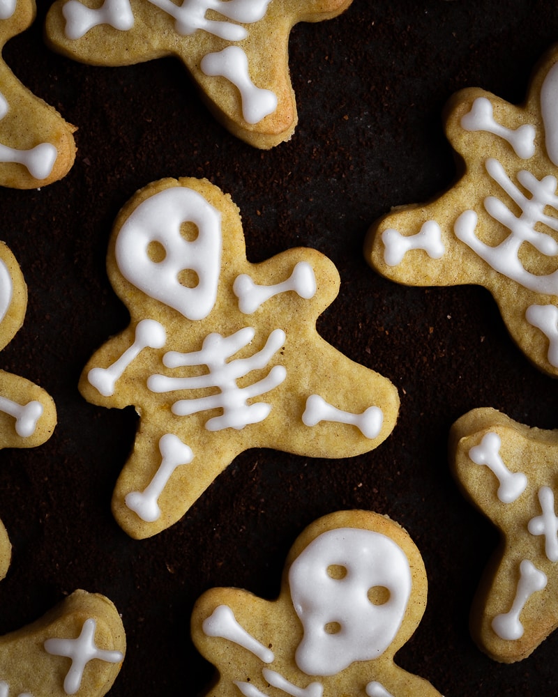 Des petits biscuits véganes à la purée de potimarron et aux épices pour accompagner vos goûters de la saison la plus cosy qui soit. Natures, saupoudrés de sucre à la cannelle ou encore décorés avec du sucre glace, ces biscuits s’adaptent à toutes vos envies et occasions !