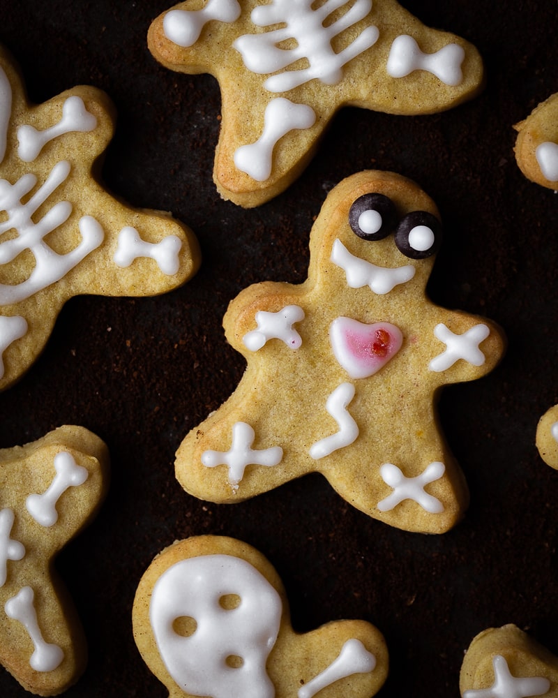 Des petits biscuits véganes à la purée de potimarron et aux épices pour accompagner vos goûters de la saison la plus cosy qui soit. Natures, saupoudrés de sucre à la cannelle ou encore décorés avec du sucre glace, ces biscuits s’adaptent à toutes vos envies et occasions !