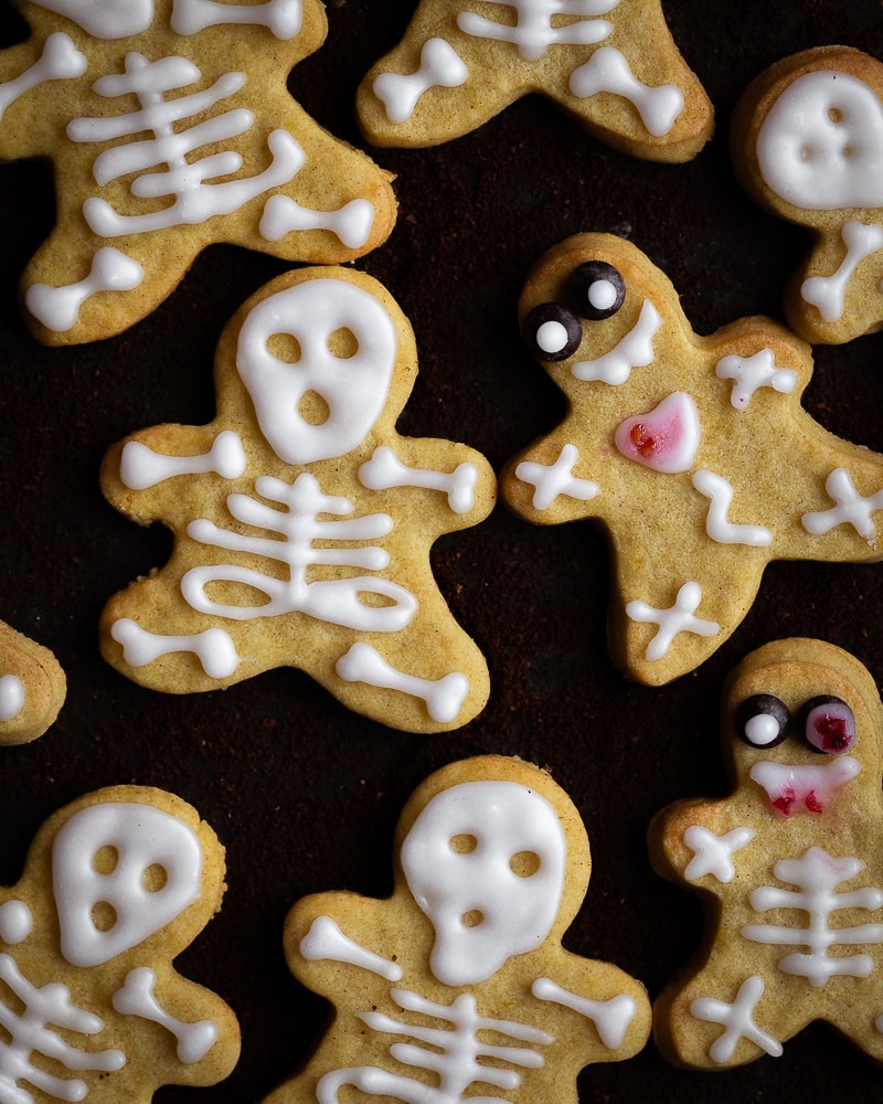 Des petits biscuits véganes à la purée de potimarron et aux épices pour accompagner vos goûters de la saison la plus cosy qui soit. Natures, saupoudrés de sucre à la cannelle ou encore décorés avec du sucre glace, ces biscuits s’adaptent à toutes vos envies et occasions !