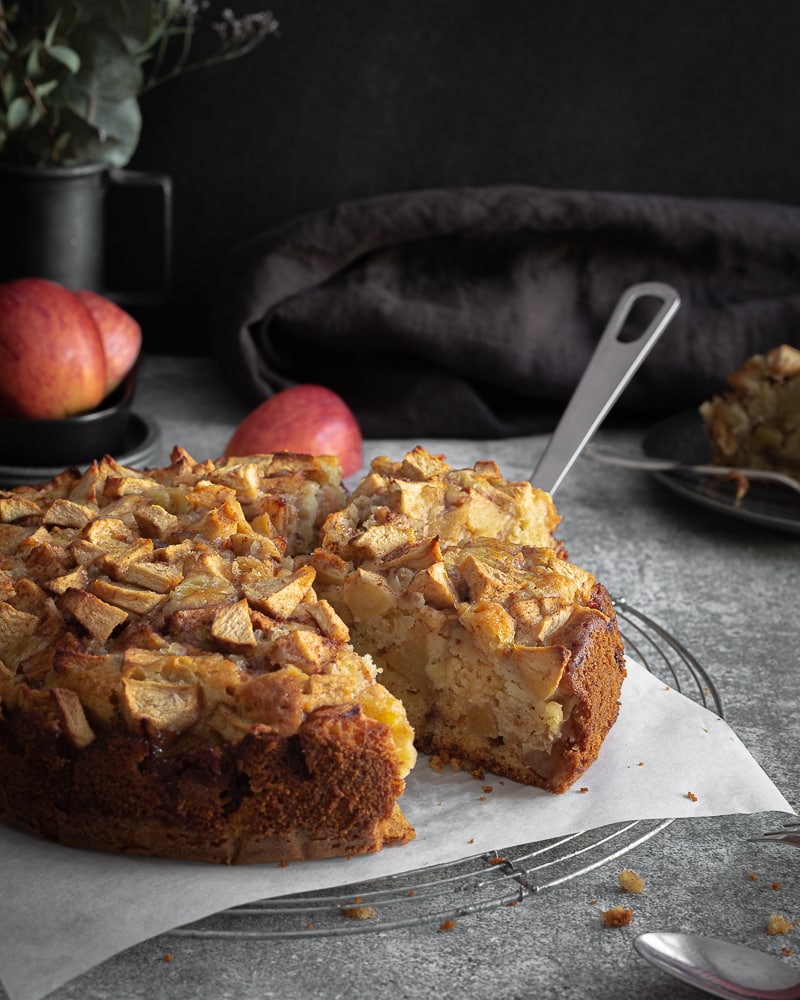 Vous aimez les pommes, vous aimez les gâteaux gourmands moelleux et parfumés? Ok, ce gâteau est complètement pour vous! Composé à 50% de pommes, il met bien en valeur le fruit emblématique de l’automne, et pour les 50% restant, c’est uniquement du bonheur avec un gâteau super moelleux qui monte en gamme plus vous attendez pour le déguster… Aurez-vous cette patience?