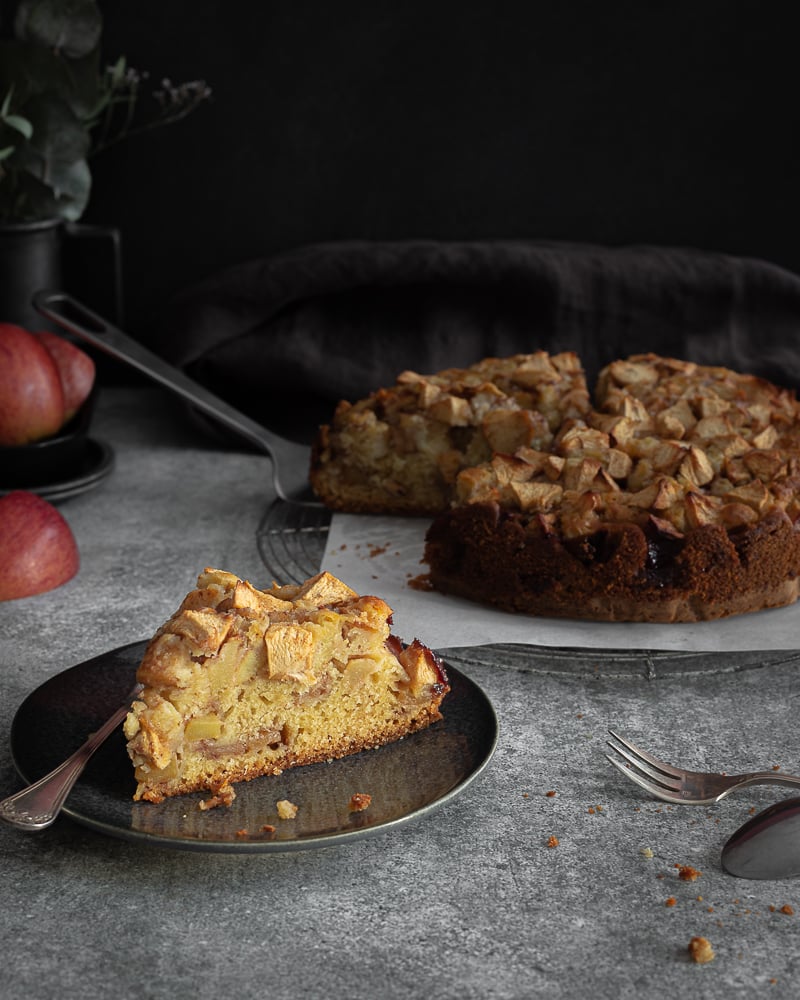 Vous aimez les pommes, vous aimez les gâteaux gourmands moelleux et parfumés? Ok, ce gâteau est complètement pour vous! Composé à 50% de pommes, il met bien en valeur le fruit emblématique de l’automne, et pour les 50% restant, c’est uniquement du bonheur avec un gâteau super moelleux qui monte en gamme plus vous attendez pour le déguster… Aurez-vous cette patience?