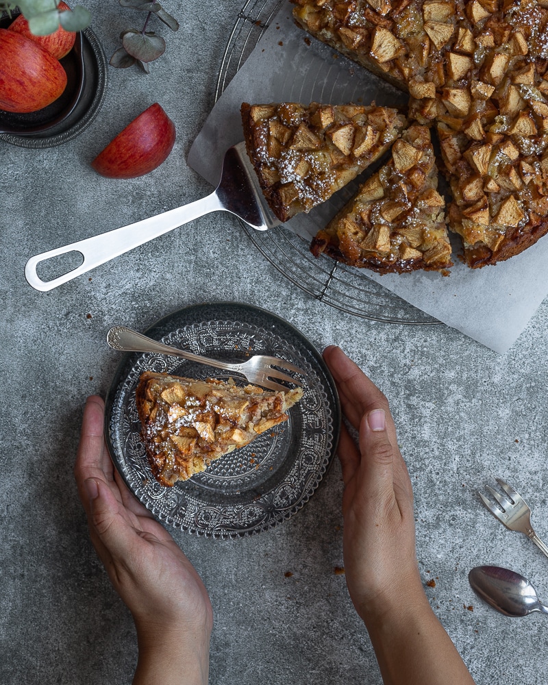 Vous aimez les pommes, vous aimez les gâteaux gourmands moelleux et parfumés? Ok, ce gâteau est complètement pour vous! Composé à 50% de pommes, il met bien en valeur le fruit emblématique de l’automne, et pour les 50% restant, c’est uniquement du bonheur avec un gâteau super moelleux qui monte en gamme plus vous attendez pour le déguster… Aurez-vous cette patience?