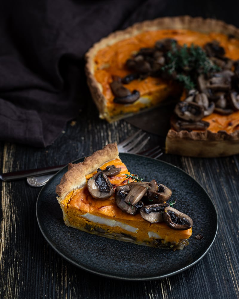 Envie de découvrir une recette de quiche de saison qui change un peu ? Ici, j’ai utilisé de la courge (du potimarron pour être précise, car c’est ma courge préférée héhé) pour réaliser un appareil de quiche végé. Et j’y ai ajouté des champignons et de généreux morceaux de chèvre. J’ai parfumé le tout avec du thym, et voilà ! Cette recette est végétarienne.