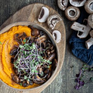 Ma toute dernière trouvaille pour une repas délicieux et rapide : la purée de courge accompagnée de ses petits champignons à la sauce soja ! C'est vegan, sans gluten (si vous utilisez une sauce soja tamari) et c'est trop bon !!