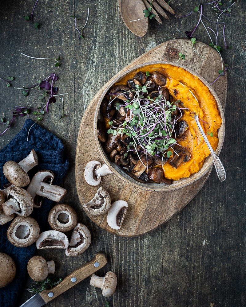 Ma toute dernière trouvaille pour une repas délicieux et rapide : la purée de courge accompagnée de ses petits champignons à la sauce soja ! C'est vegan, sans gluten (si vous utilisez une sauce soja tamari) et c'est trop bon !!