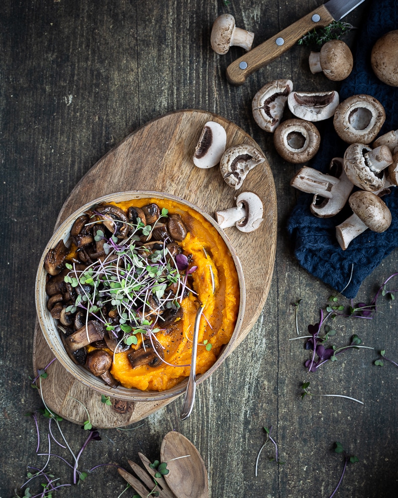 Ma toute dernière trouvaille pour une repas délicieux et rapide : la purée de courge accompagnée de ses petits champignons à la sauce soja ! C'est vegan, sans gluten (si vous utilisez une sauce soja tamari) et c'est trop bon !!