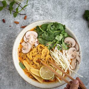 Voici une recette simple et rapide à réaliser de soupe de coco-citronnelle vegan, d'inspiration thaî !