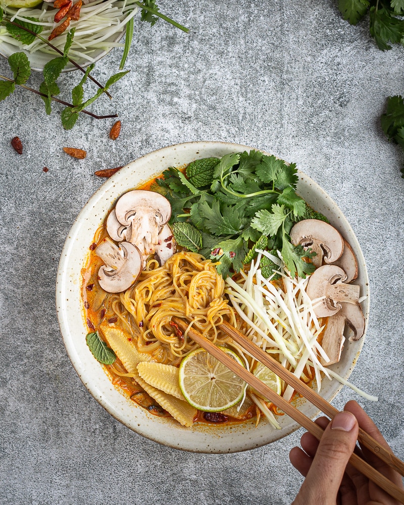 Voici une recette simple et rapide à réaliser de soupe de coco-citronnelle vegan, d'inspiration thaî !