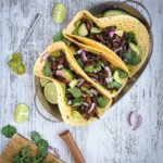 Des tacos végétariens, ça vous dit ? Et des tacos végétaliens ? Encore mieux non ? Découvrez ces tacos aux pleurotes grillées façon carnitas !