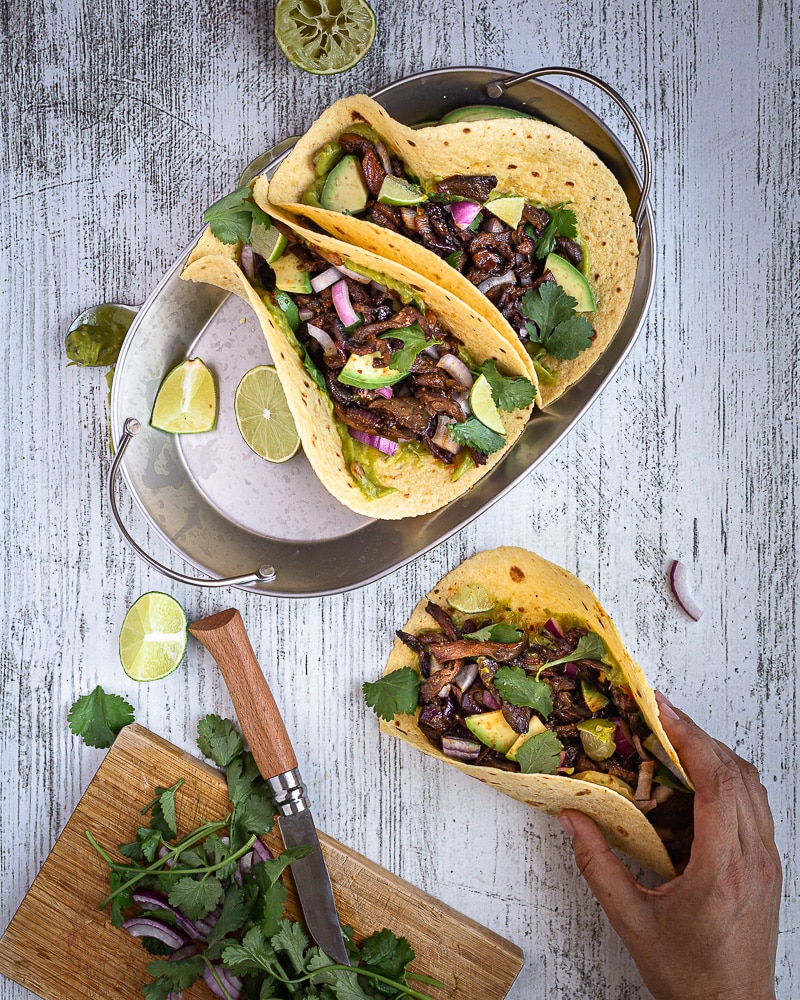 Des tacos végétariens, ça vous dit ? Et des tacos végétaliens ? Encore mieux non ? Découvrez ces tacos aux pleurotes grillées façon carnitas !