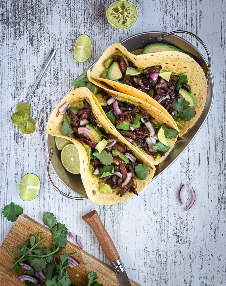 Des tacos végétariens, ça vous dit ? Et des tacos végétaliens ? Encore mieux non ? Découvrez ces tacos aux pleurotes grillées façon carnitas !