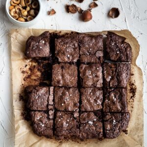 Une recette de brownies aux noisettes torréfiées et uniquement avec de la poudre de cacao ? Oui, tout à fait et c'est délicieusement chocolatement fondant et décadent :)