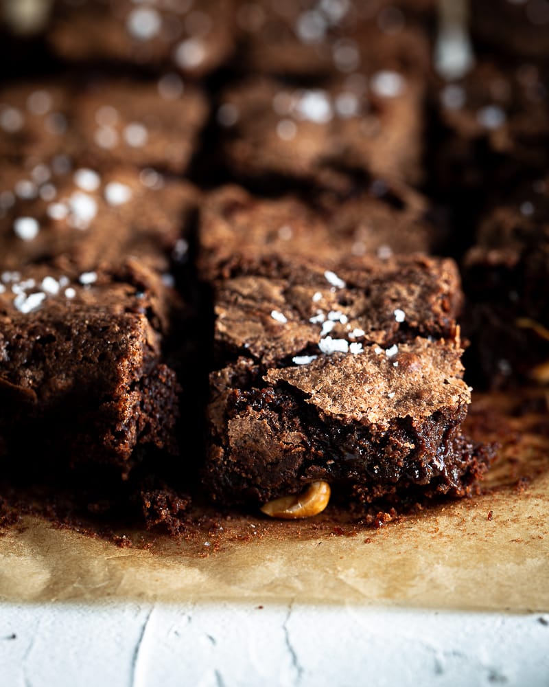 Une recette de brownies aux noisettes torréfiées et uniquement avec de la poudre de cacao ? Oui, tout à fait et c'est délicieusement chocolatement fondant et décadent :)