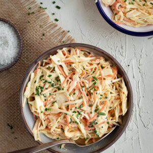 Faire son coleslaw maison, rien de plus facile ! En version végé ou vegan, ça prend 5min chrono et c'est juste trop bon !