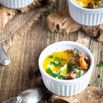 Attention : nouvelle passion ! Les oeufs cocottes aux girolles :) un délice super simple et rapide à cuisiner et tellement satisfaisant :) La recette est végétarienne et sans gluten
