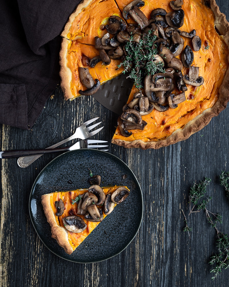Envie de découvrir une recette de quiche de saison qui change un peu ? Ici, j’ai utilisé de la courge (du potimarron pour être précise, car c’est ma courge préférée héhé) pour réaliser un appareil de quiche végé. Et j’y ai ajouté des champignons et de généreux morceaux de chèvre. J’ai parfumé le tout avec du thym, et voilà ! Cette recette est végétarienne.