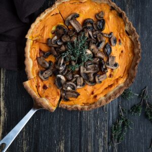 Envie de découvrir une recette de quiche de saison qui change un peu ? Ici, j’ai utilisé de la courge (du potimarron pour être précise, car c’est ma courge préférée héhé) pour réaliser un appareil de quiche végé. Et j’y ai ajouté des champignons et de généreux morceaux de chèvre. J’ai parfumé le tout avec du thym, et voilà ! Cette recette est végétarienne.