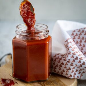 Faire sa sauce BBQ maison ? Rien de plus simple avec cette recette simplissime et prête en une vingtaine de minutes ! Tous les ingrédients sont vegans et sans gluten :)