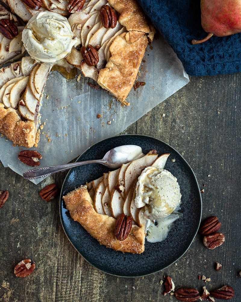 Un dessert super gourmand aux poires caramélisées au sirop d’érable associées au goût subtil des noix de pécan… A déguster encore tiède avec une boule de glace à la vanille pour encore plus de gourmandise.