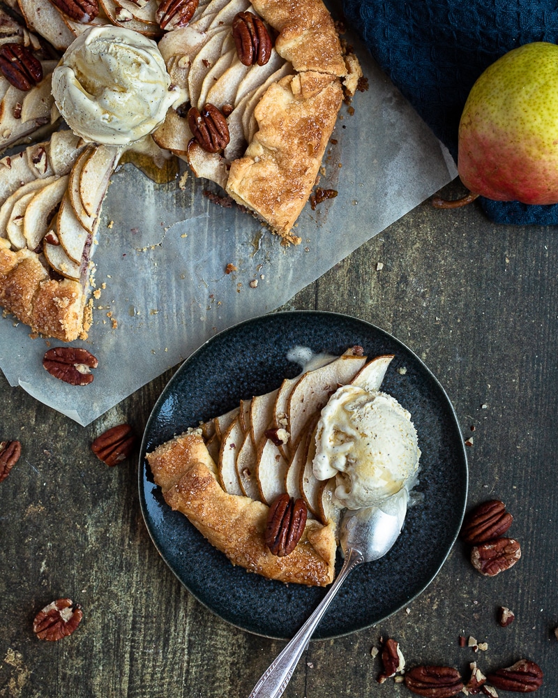 Un dessert super gourmand aux poires caramélisées au sirop d’érable associées au goût subtil des noix de pécan… A déguster encore tiède avec une boule de glace à la vanille pour encore plus de gourmandise.