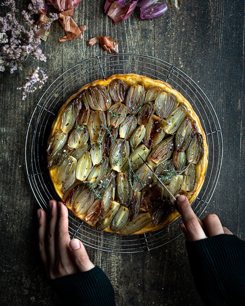 Vous avez un stock un peu trop important d'échalotes dans votre placard ? Ou vous êtes tout simplement fan de tatins sucrées/salées, je vous propose de découvrir cette recette de Tarte Tatin aux Échalotes et au Miel (végétarienne)