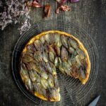 Vous avez un stock un peu trop important d'échalotes dans votre placard ? Ou vous êtes tout simplement fan de tatins sucrées/salées, je vous propose de découvrir cette recette de Tarte Tatin aux Échalotes et au Miel (végétarienne)