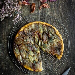 Vous avez un stock un peu trop important d'échalotes dans votre placard ? Ou vous êtes tout simplement fan de tatins sucrées/salées, je vous propose de découvrir cette recette de Tarte Tatin aux Échalotes et au Miel (végétarienne)